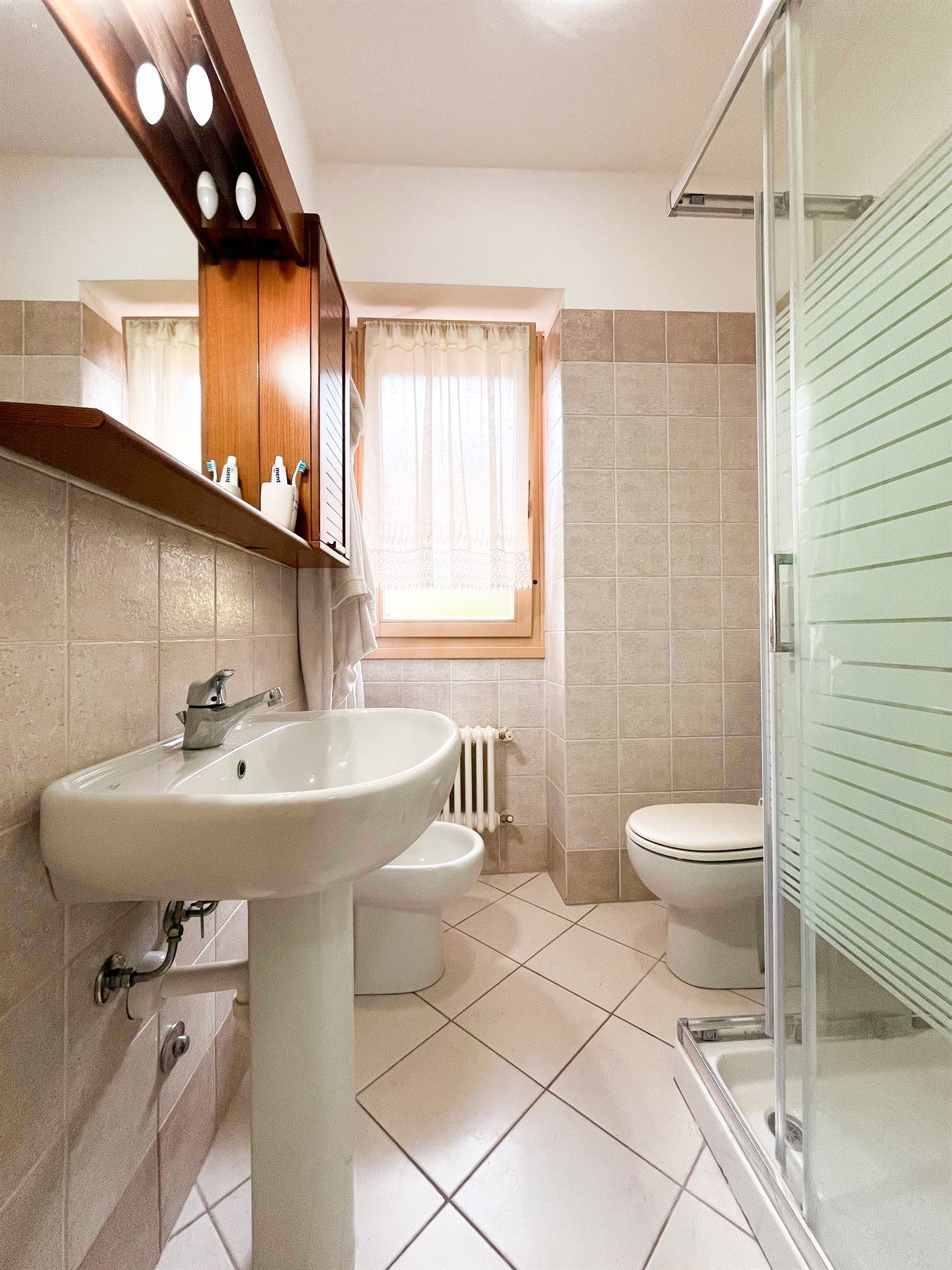 Bagno con doccia.