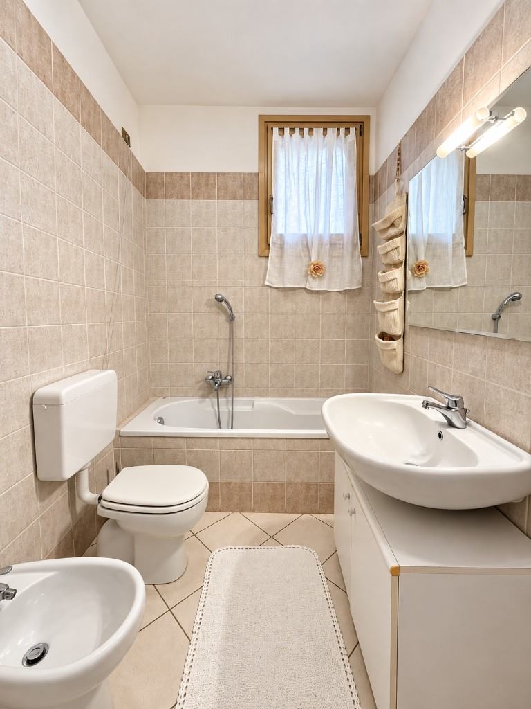 Bagno della camera padronale, con vasca.