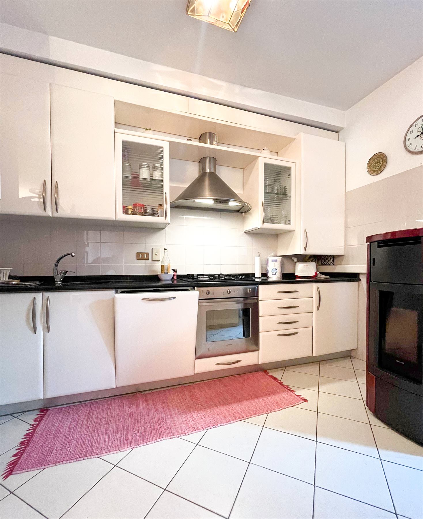 Cucina con piano cottura e forno.