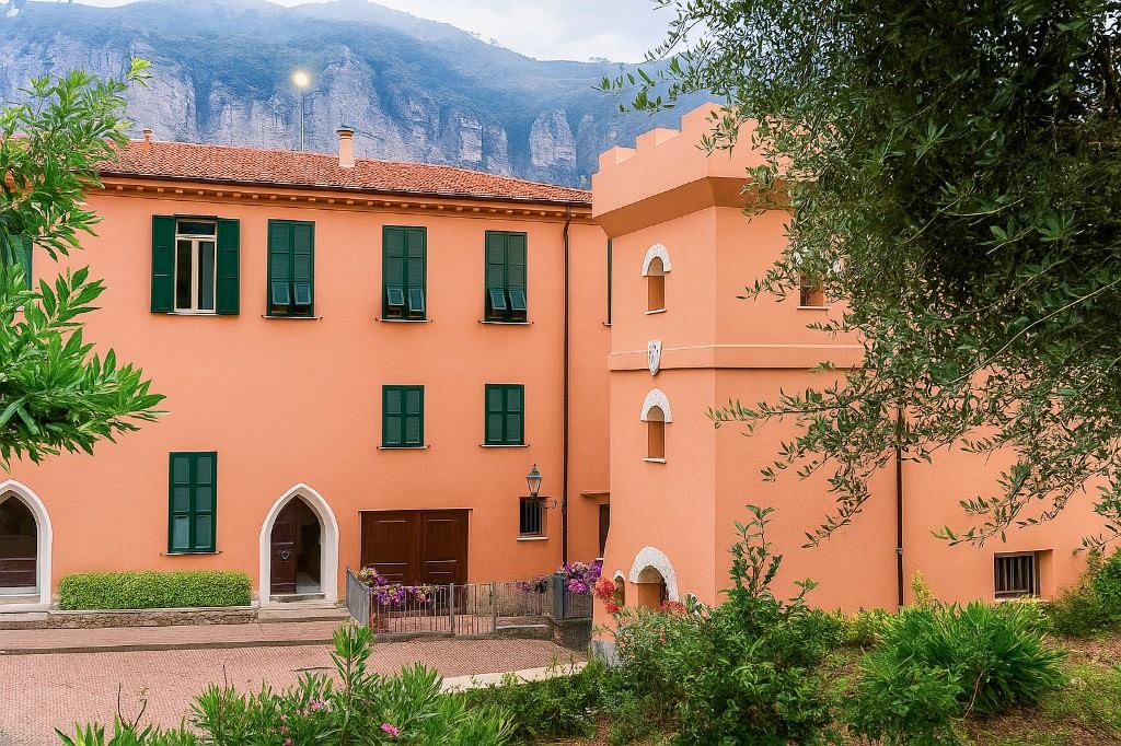 La villa e la torre, con la collina di roccia alle spalle.