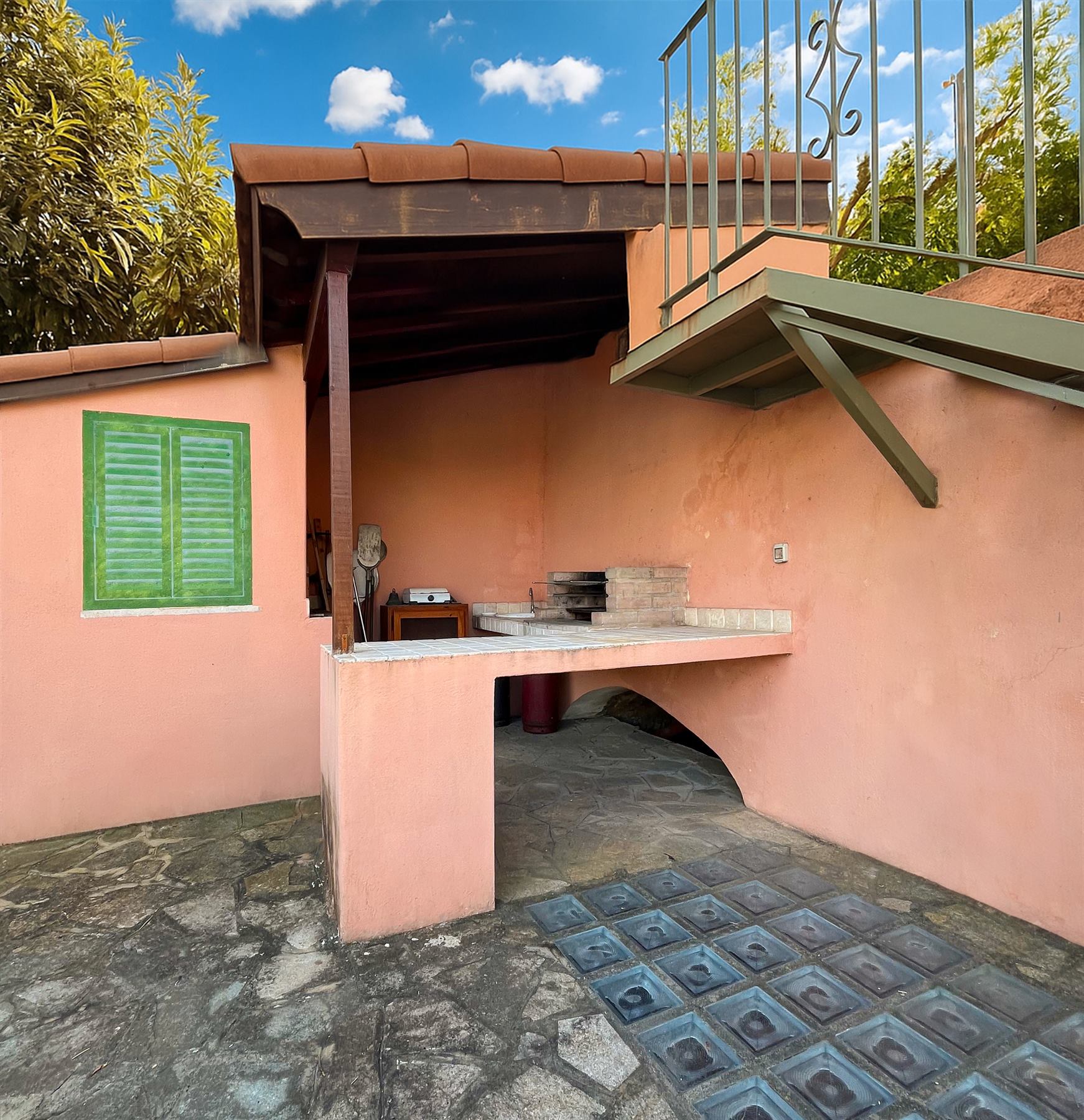 Forno a legna e angolo barbecue.