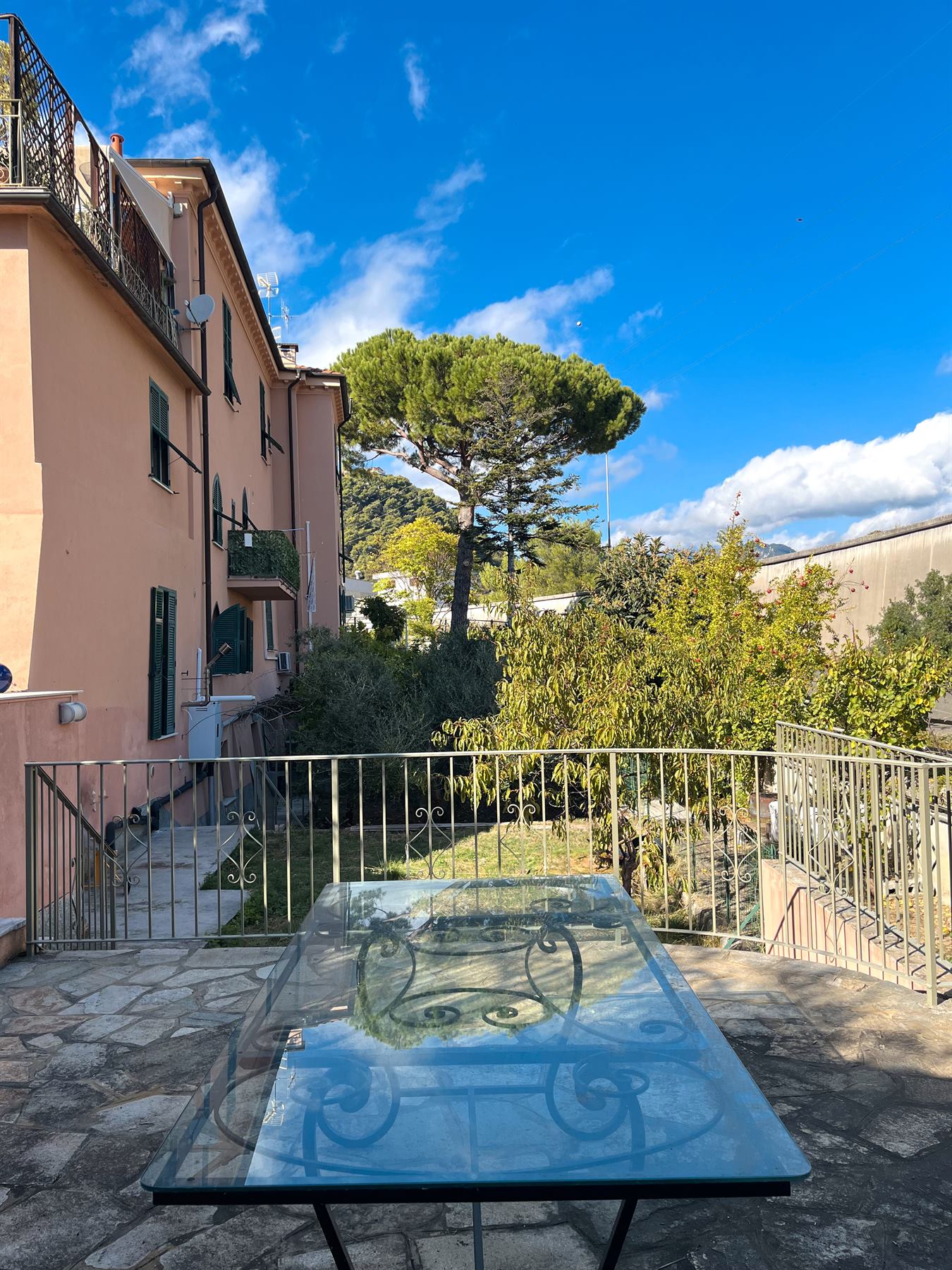 Terrazza in pietra affacciata sul verde.